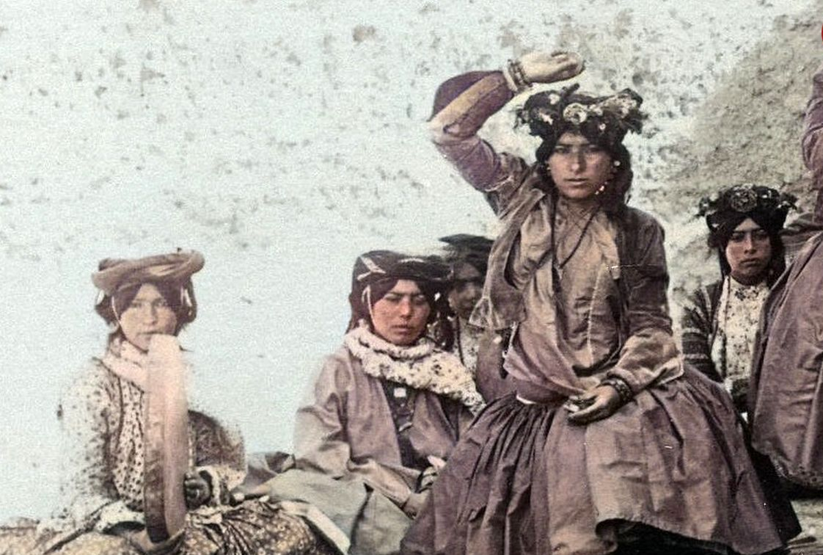 تصاویری از «رقص در روستا» تا «اسکلۀ بندر انزلی»