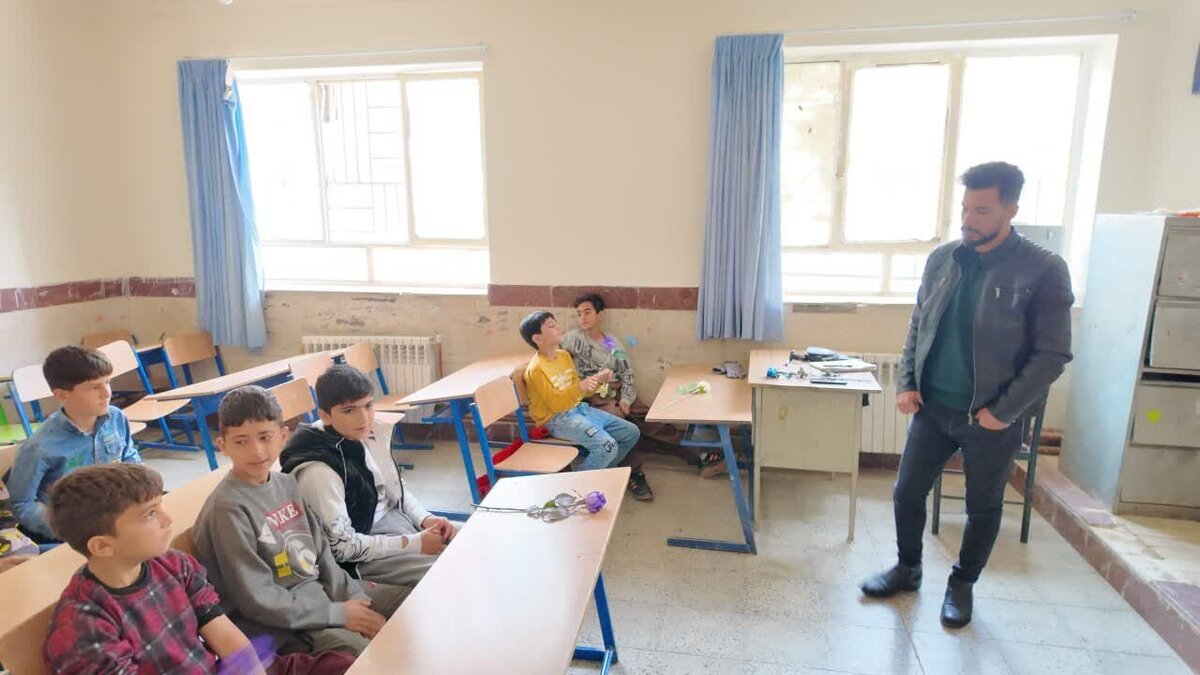 ببینید؛ دلجویی استاندار کردستان از دانش آموزان مدرسه کرجو