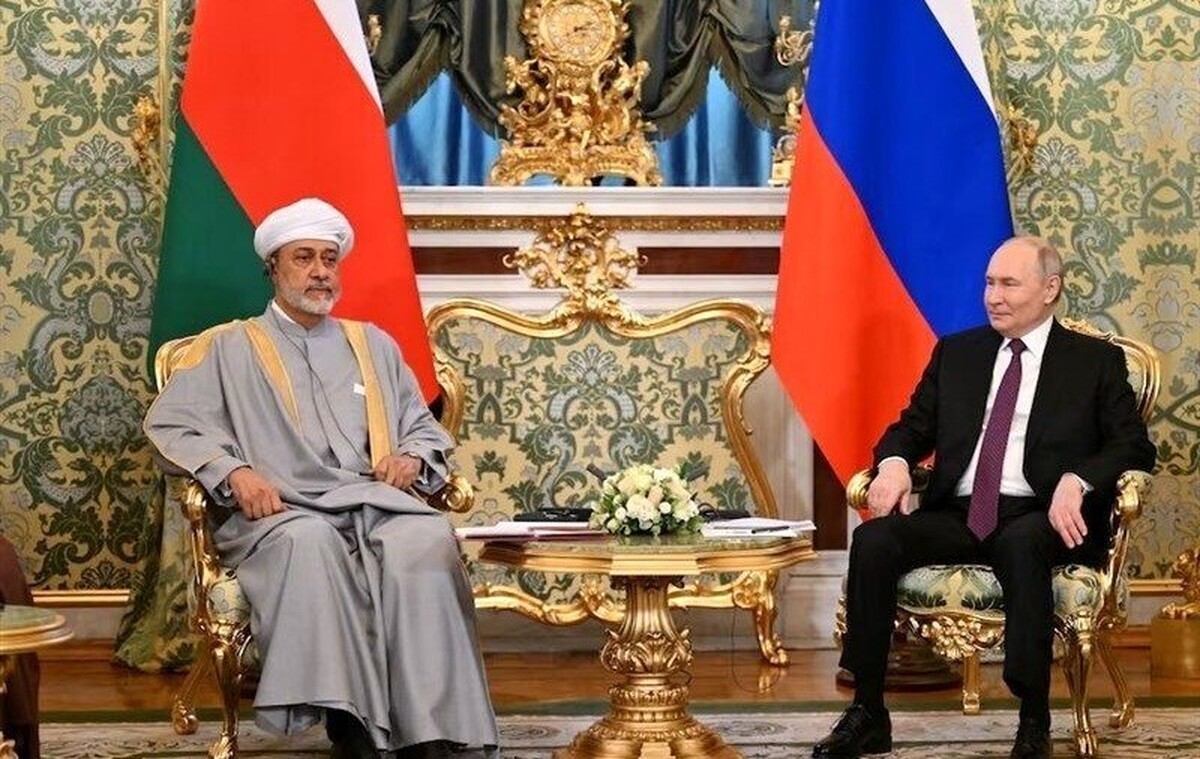 ببینید؛ اتفاقی جالب در دیدار پوتین با پادشاه عمان؛ پوتین نحوه استفاده از هدفونترجمه را به پادشاه عمان آموزش داد