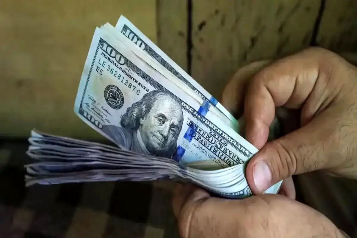قیمت دلار بازار آزاد ۲۶ هزارتومان ارزان شد / دلار بخریم یا نه؟