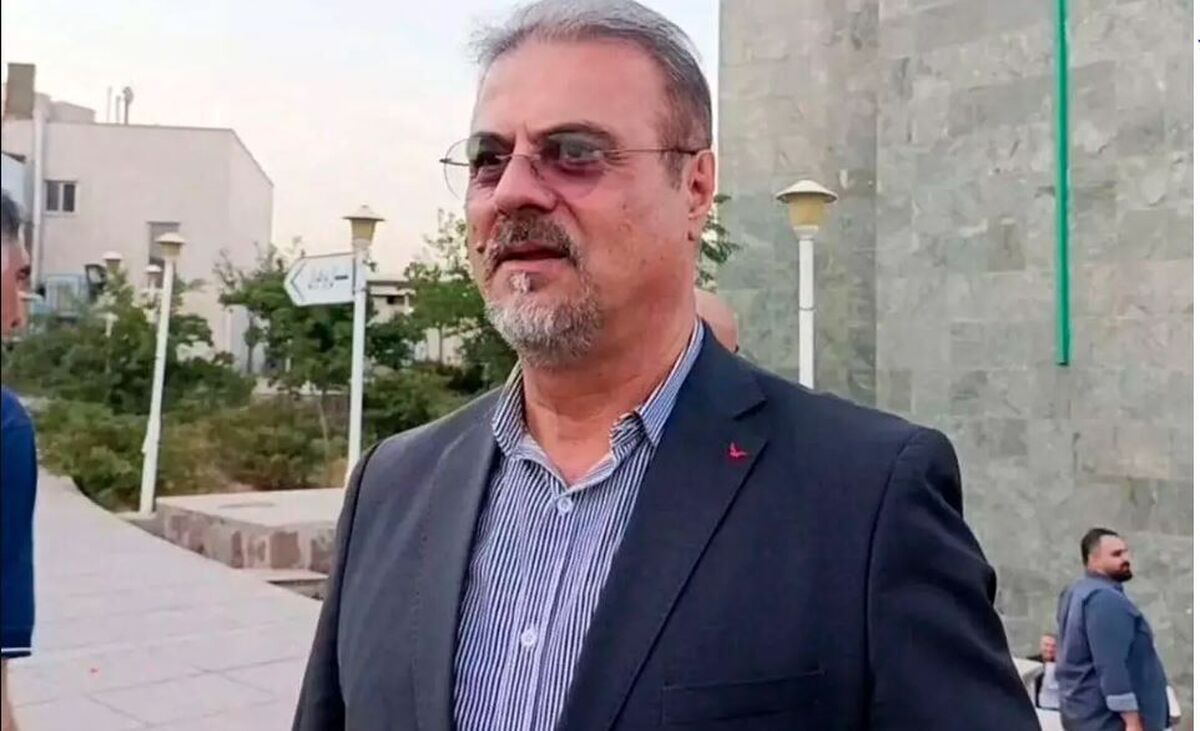 دوره کردن مدیرعامل استقلال توسط هواداران روی سکوها