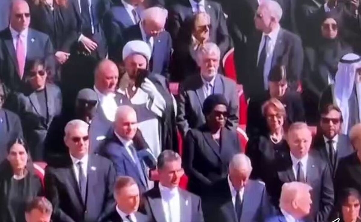 واکنش طنز روزنامه اطلاعات به سلفی گرفتن نماینده ایران در مراسم تشییع پاپ/ سفیریگفتند، کلاسی گفتند، دیپلماتی گفتند!