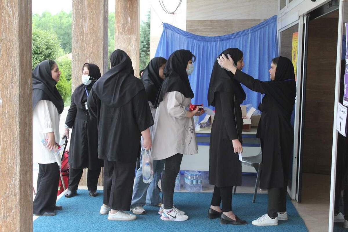 تصویری از بازرسی بدنی دانش‌آموزان کنکوری