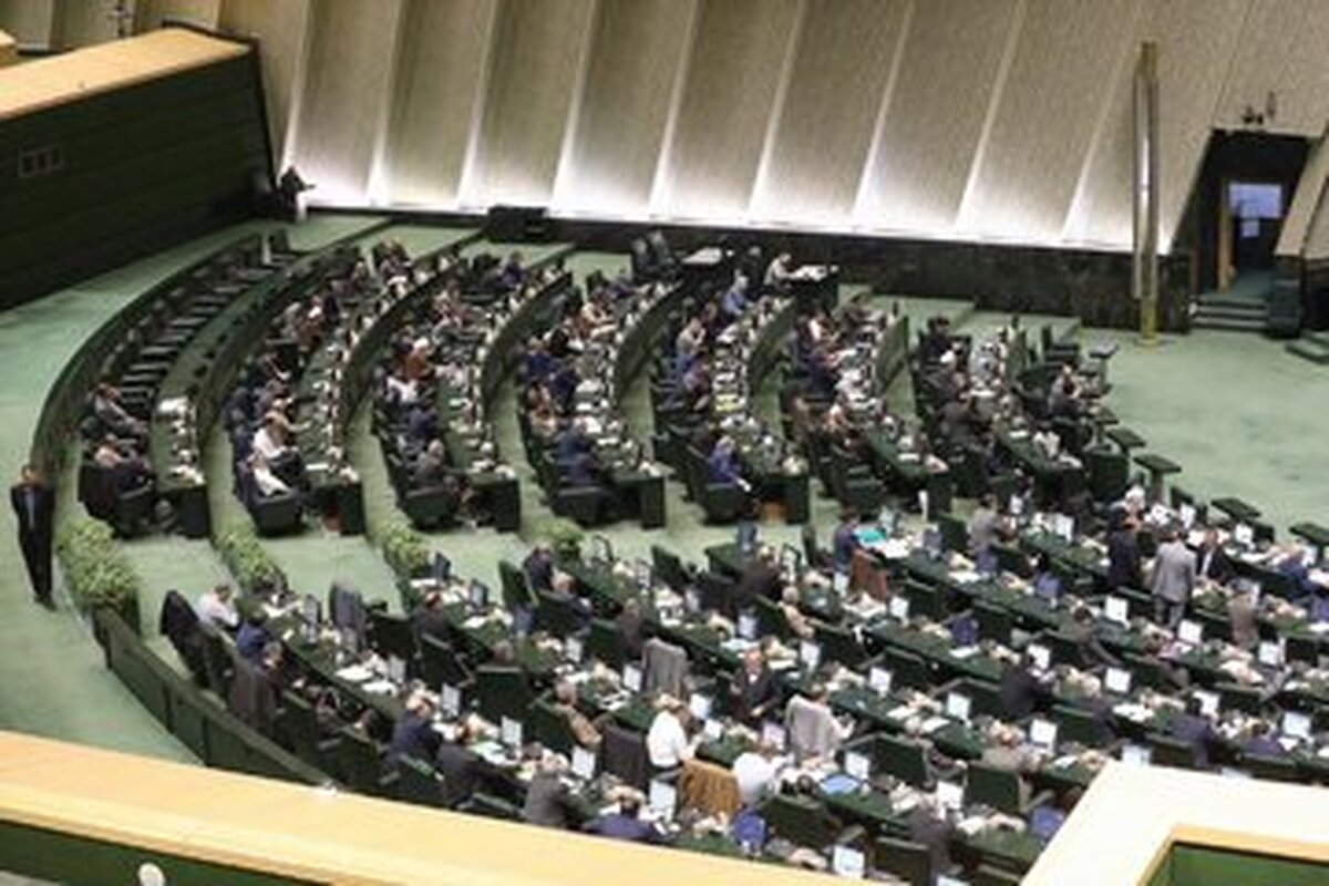 تراکت باران مجلس/ عکسی از میز یکی از نمایندگان در زمان رای‌گیری برای هیأت رییسهمجلس